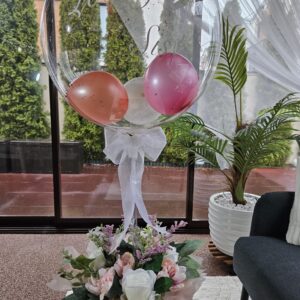 Nou in colectie cadou personalizat baby shower fetiță – balon bubble cu flori și aranjament elegant